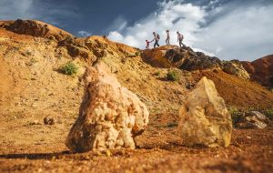 Gánt: A vörös föld öröksége – bauxitbányászat múltja és emlékei